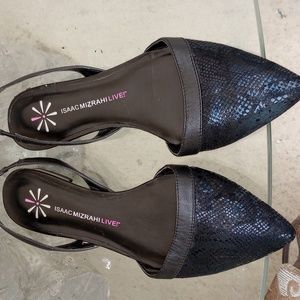 Black Isaac Mizrahi live pointed toe flat slingbacks. Size 8.5